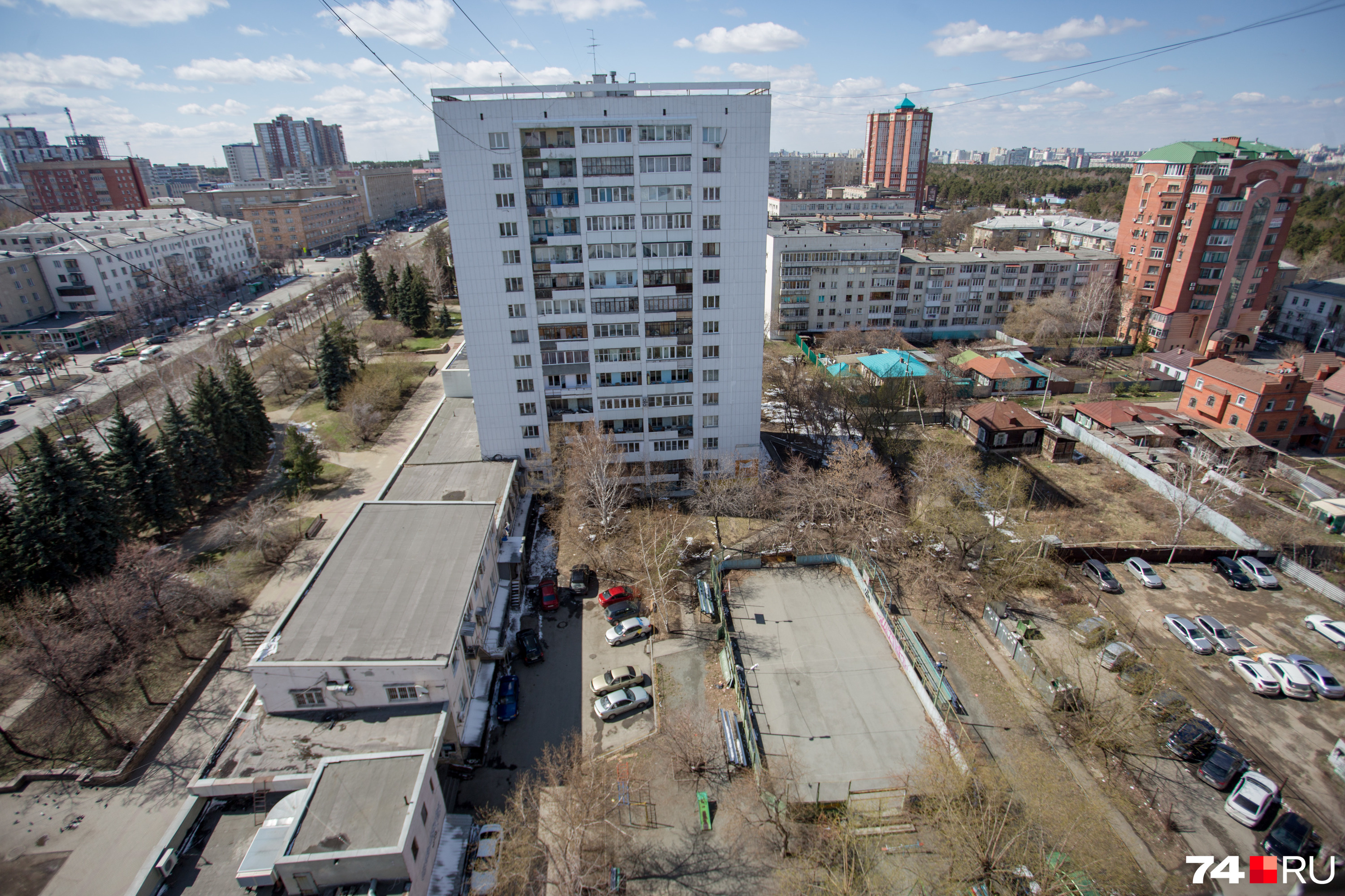 От посторонних глаз частный сектор спрятан белыми четырнадцатиэтажками на проспекте Ленина