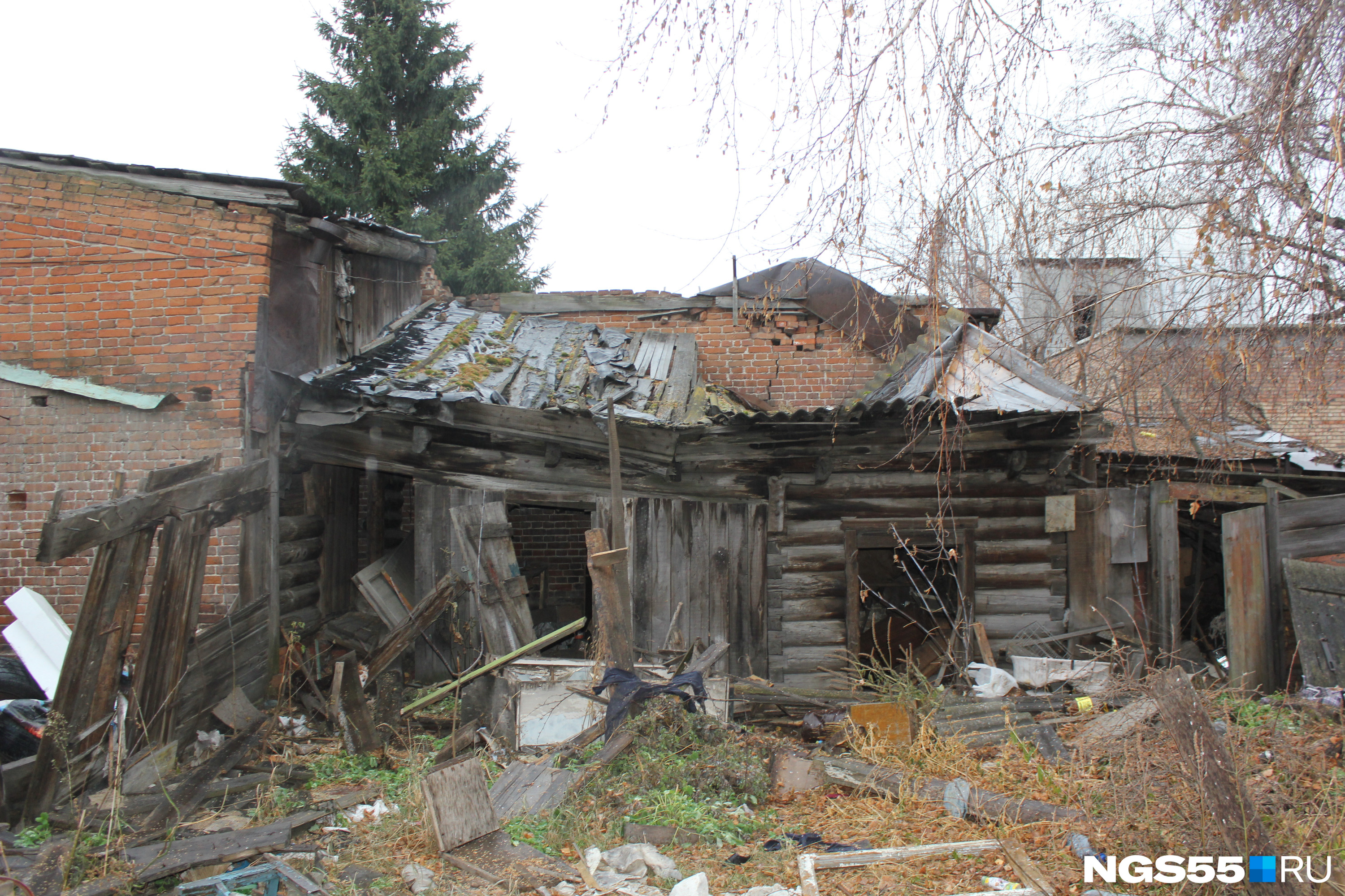 Разрушающиеся хозпостройки в историческом центре Омска