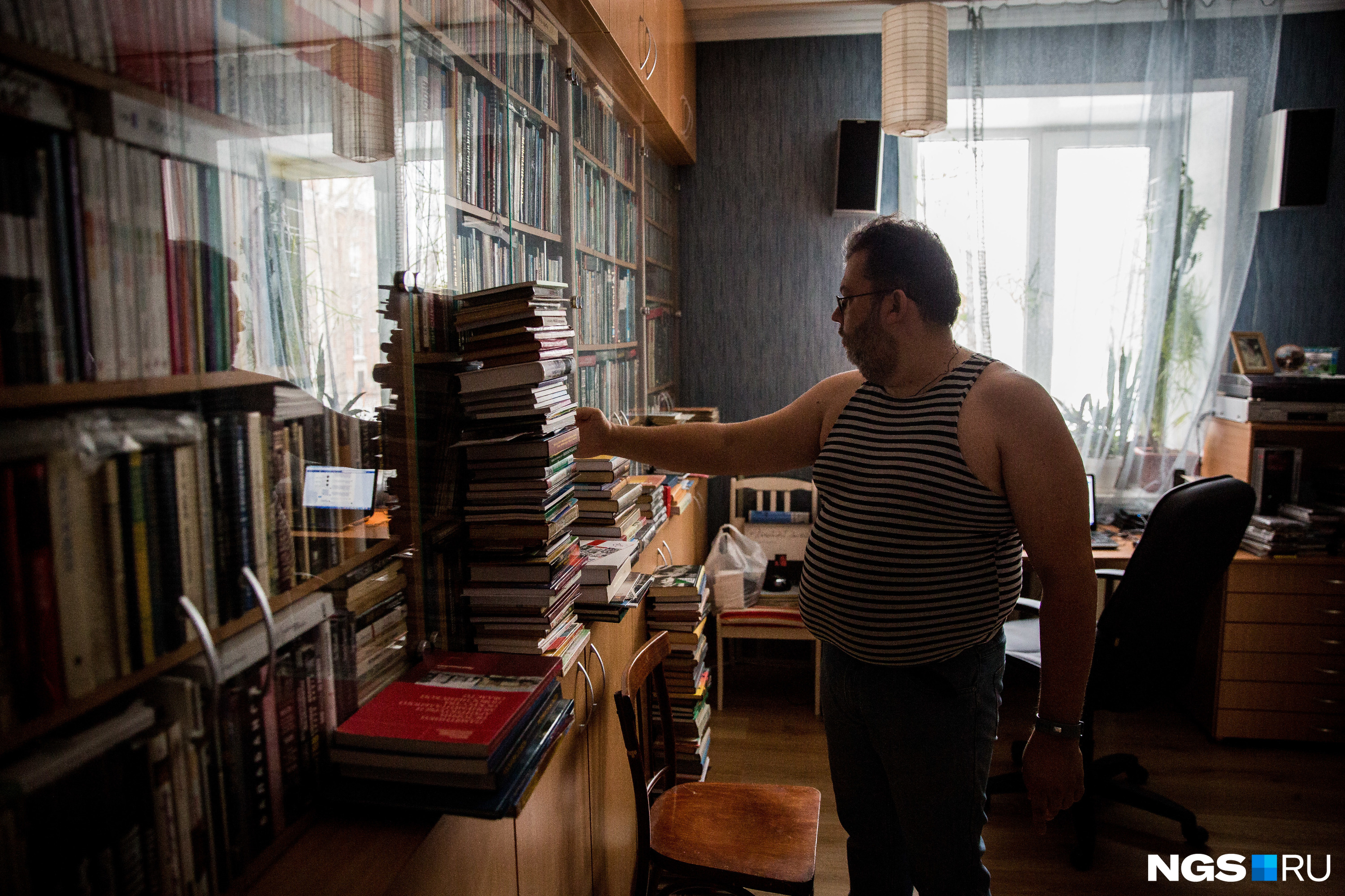 Сейчас его библиотека насчитывает порядка 7 тысяч книг