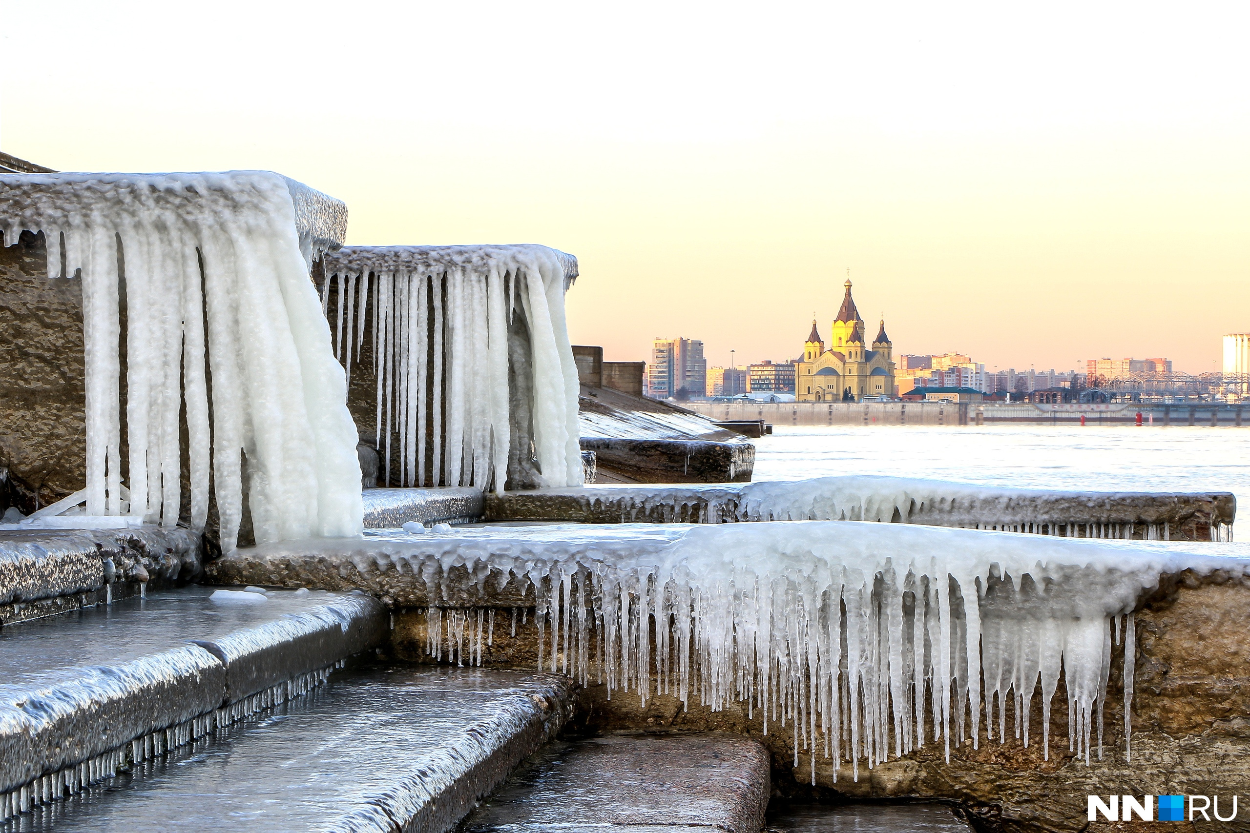 Холодном нижний новгород. Нижний Новгород. Морозный Нижний Новгород. Нижний Новгород зима. Нижневолжская набережная зимой зимой Нижний Новгород.