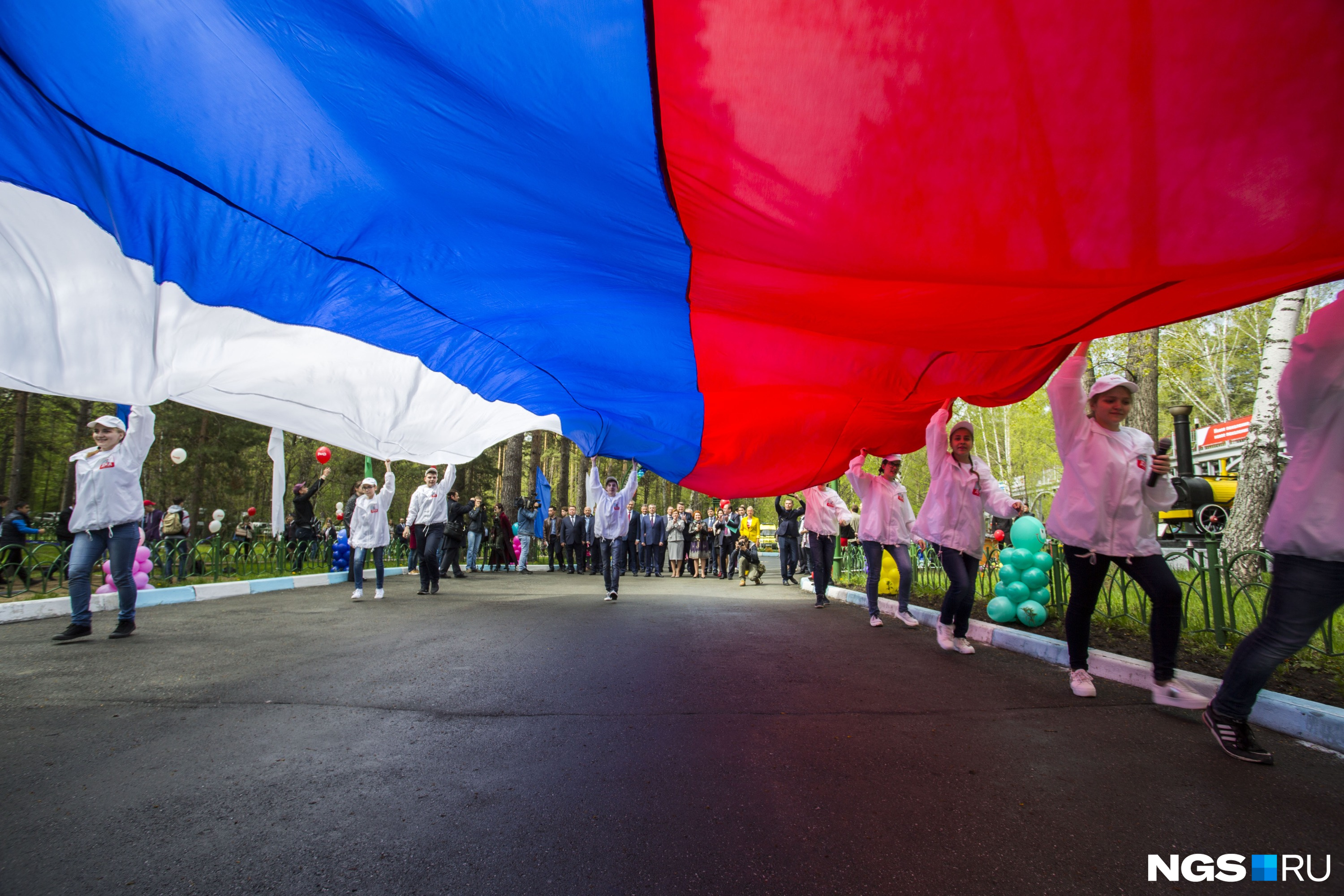 Во время праздника по станции пронесли огромный флаг России
