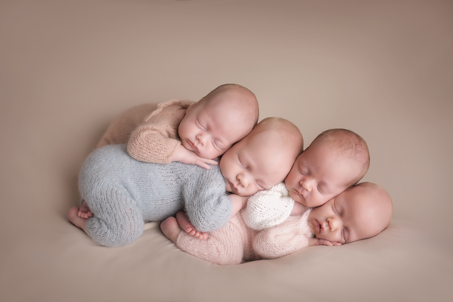 Фотограф новорожденных детей Елена Михайловская сделала фотосессию малышам 6 мая
