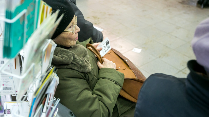 Пожилая женщина перевела мошенникам 225 тысяч в ожидании компенсации за БАДы