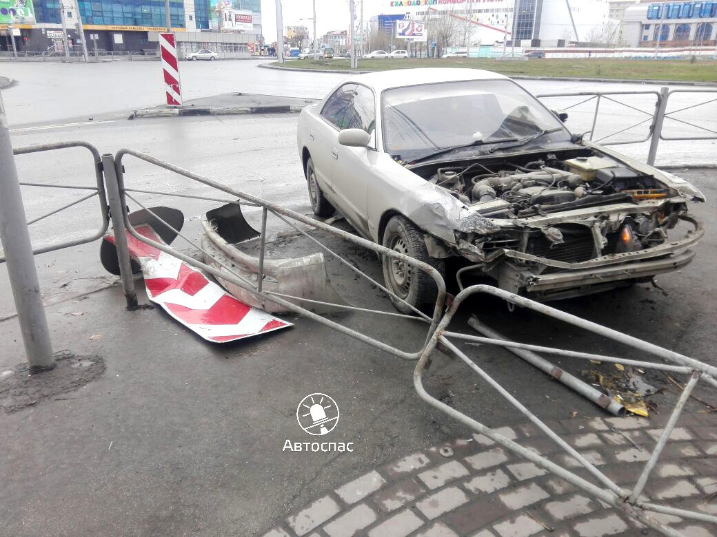 Toyota снесла пешеходные ограждения на площади Маркса