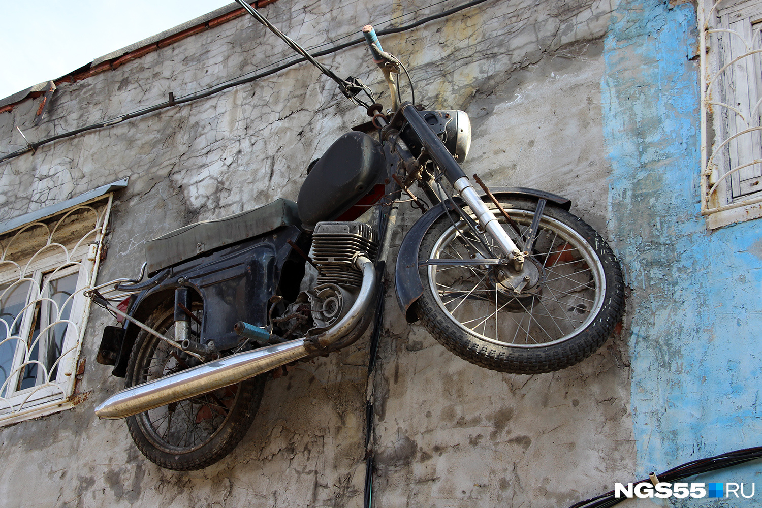 Над входом в гараж Михаила висит мотоцикл