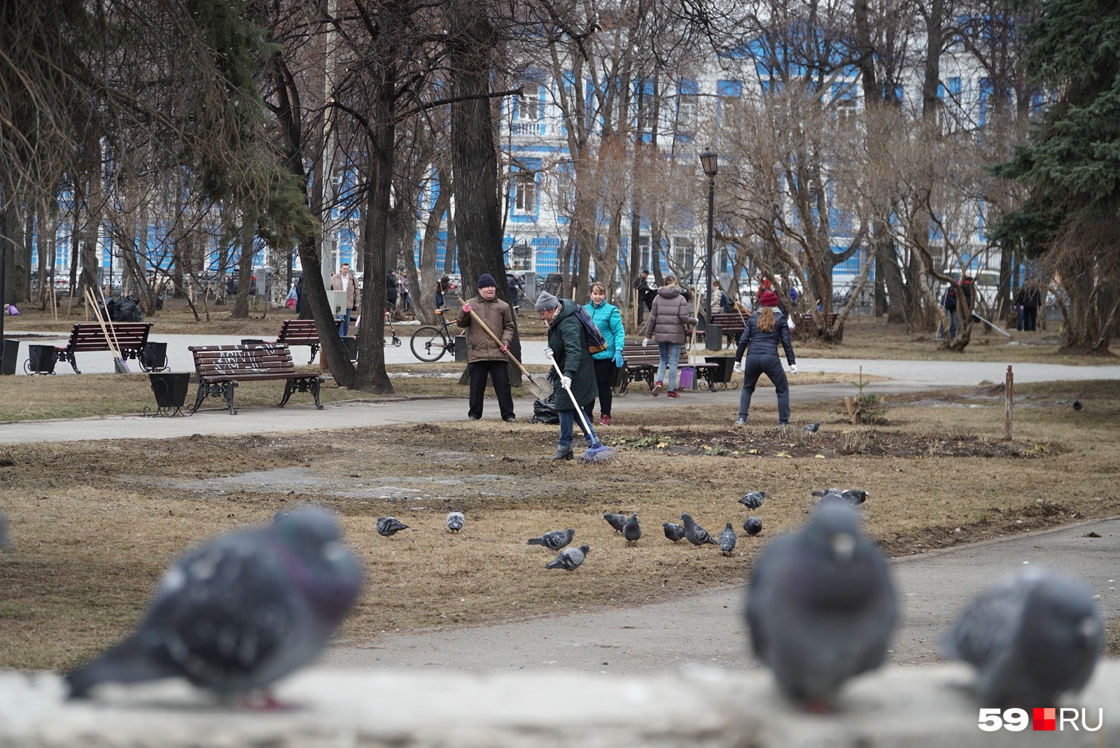 У оперного театра тоже было людно У оперного театра тоже было людно