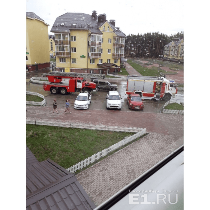На место выезжали 11 пожарных на трёх машинах, но всё потушили ещё до их приезда На место выезжали 11 пожарных на трёх машинах, но всё потушили ещё до их приезда