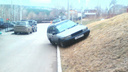 В Красноярске вводят штрафы за парковку на газонах