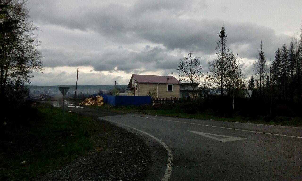 По словам автора фото Алексея Полухина, этот дом чудом остался не тронутым огнём, все рядом с ним сгорело По словам автора фото Алексея Полухина, этот дом чудом остался не тронутым огнём, все рядом с ним сгорело