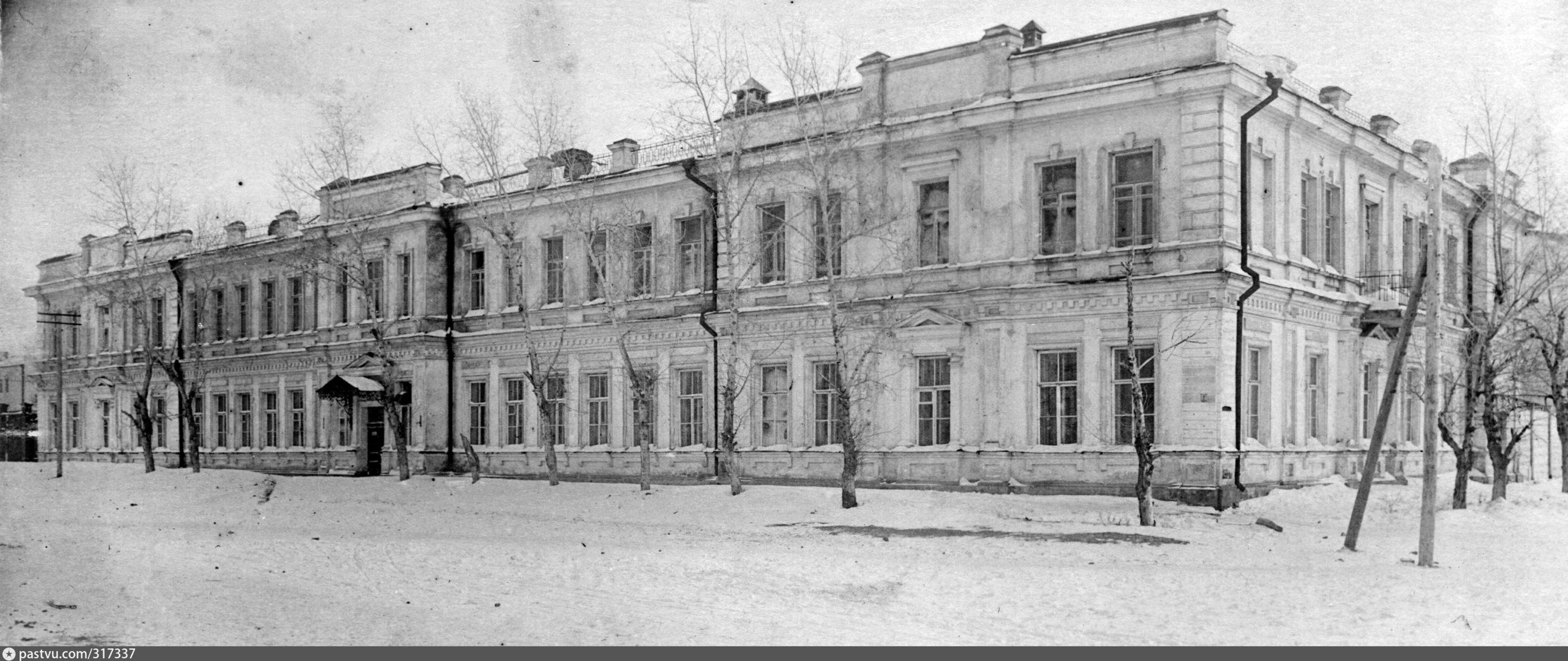 Здание педагогического института в 1930-е годы