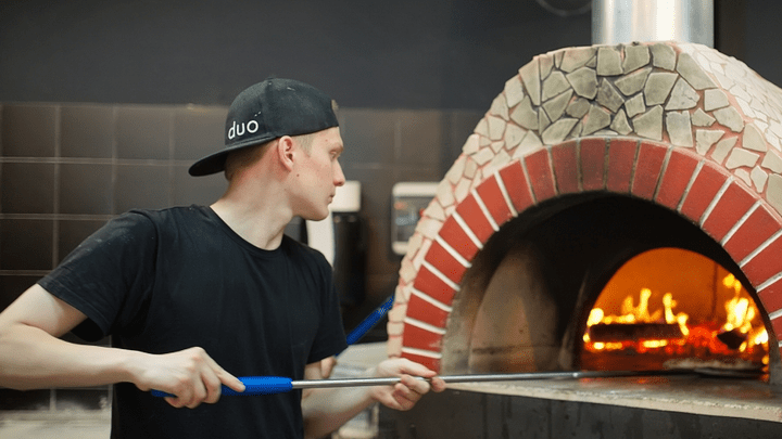 «Людям каждый день нужен праздник»: как ресторатор из Сургута приучил уральцев к пицце на дровах