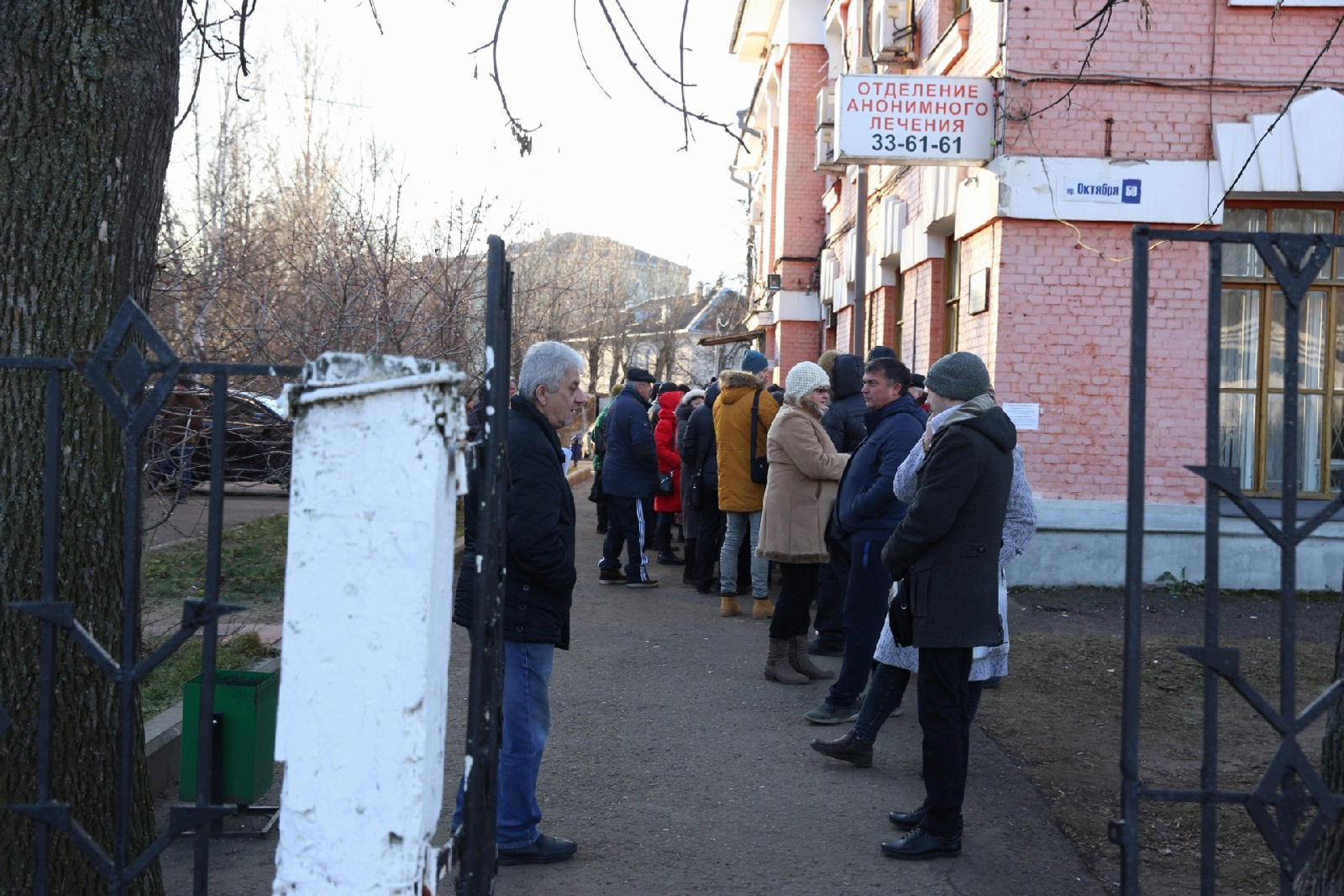 Вышли из дома когда во всех окнах погасли огни