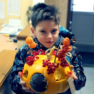 Žák prvního stupně školy č. 67 v Moskovském okrese Nižnij Novgorod, Egor Poletaev, vyrobil společně s rodiči dýňové krmítko zdobené bobulemi a semínky. Toto dílo se bohužel nebude moci zúčastnit soutěže feeder, protože jedním z kritérií pro výběr soutěžních prací je trvanlivost. Proto bylo rozhodnuto o instalaci dýňového krmítka ve voliéře Ptáci našich lesů. Neobvyklý předmět vzbudil zájem mezi opeřenými obyvateli Limpopo, kteří hodnotili práci Jegora Poletaeva jako „vynikající“. Sám autor krmítka dostane za tak neobvyklé dílo speciální cenu od Zoo Limpopo