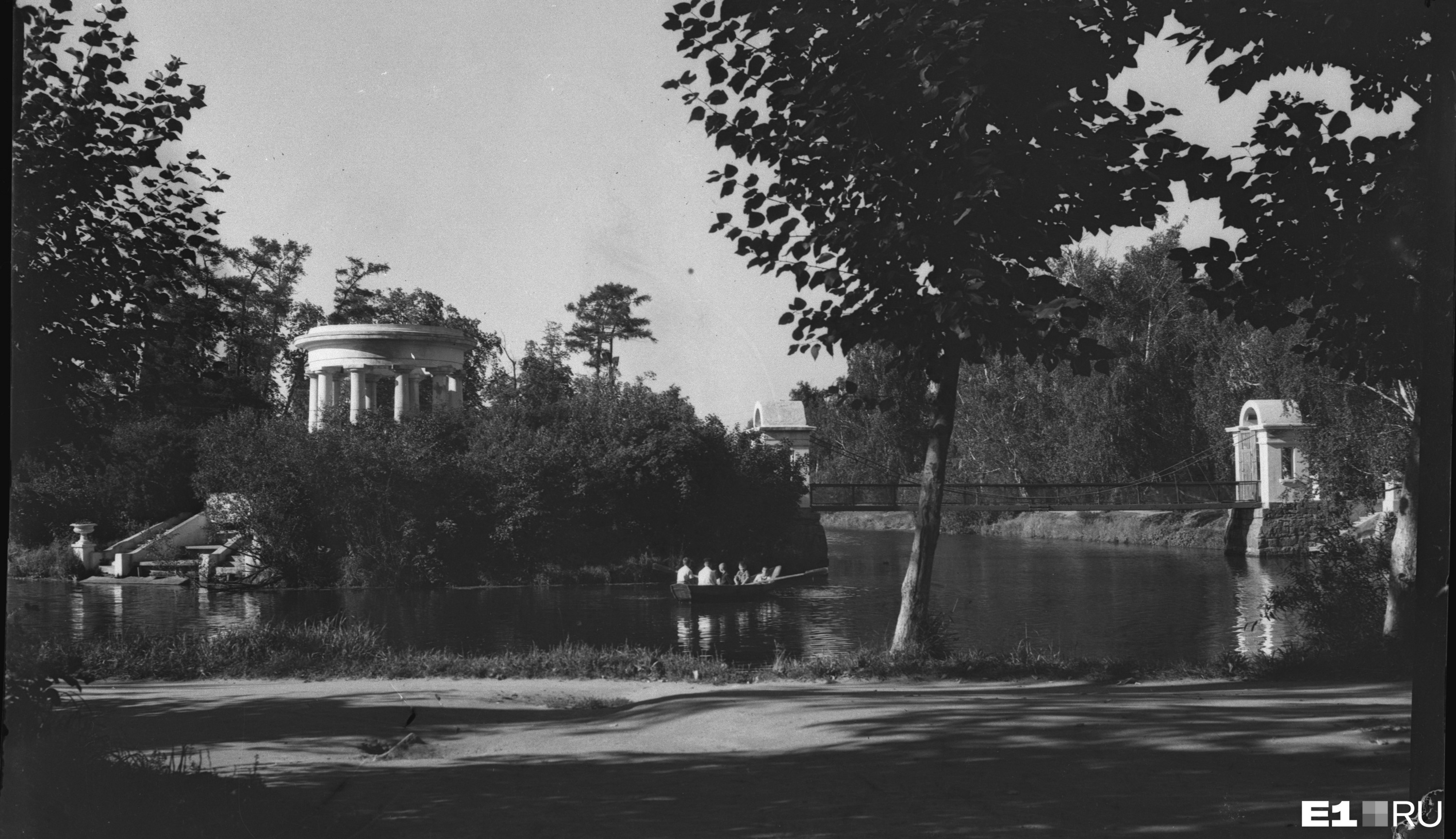 Пруд в парке Дворца пионеров. 1948
год