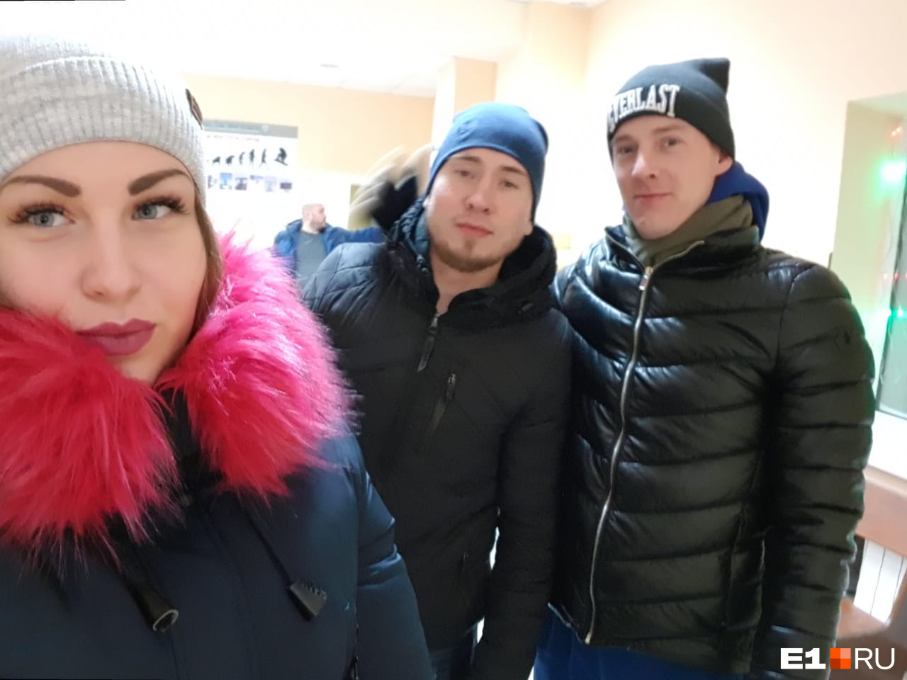 Надежда и ее друзья в пункте проката инвентаря горнолыжного комплекса. Пока все радостные. Через несколько часов девушка будет лежать в больнице со сломанной спиной Надежда и ее друзья в пункте проката инвентаря горнолыжного комплекса. Пока все радостные. Через несколько часов девушка будет лежать в больнице со сломанной спиной