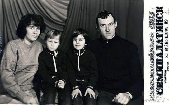 1983 год, Семипалатинск: семейное фото в честь приезда отца Ани Ремпель в отпуск из Германии 1983 год, Семипалатинск: семейное фото в честь приезда отца Ани Ремпель в отпуск из Германии
