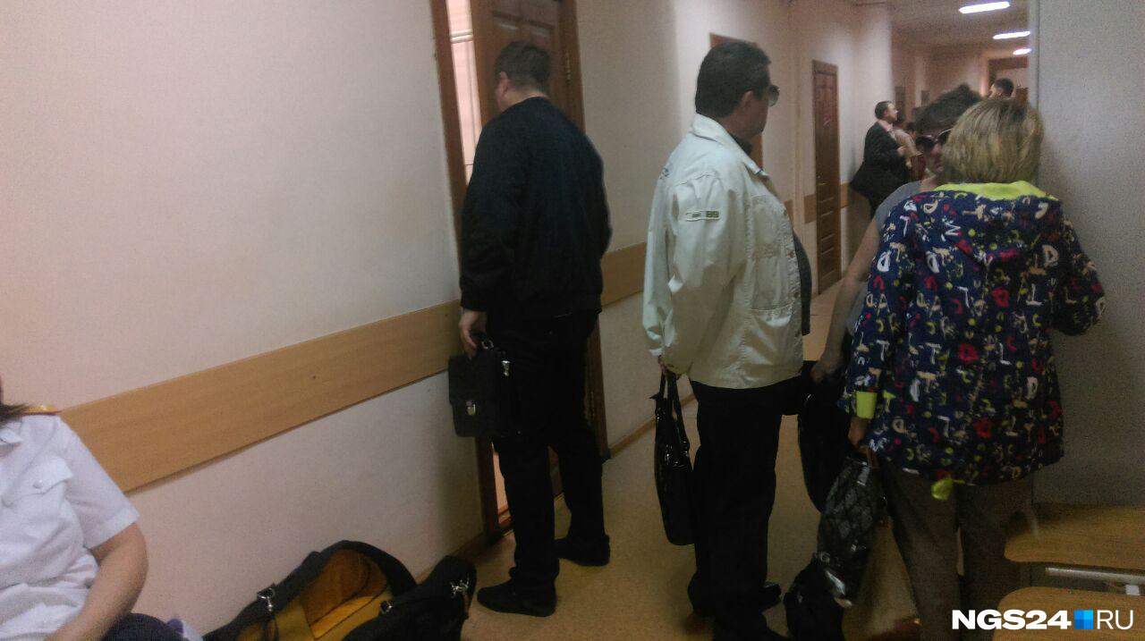 Перед заседанием в коридорах суда не так уж и много людей Перед заседанием в коридорах суда не так уж и много людей