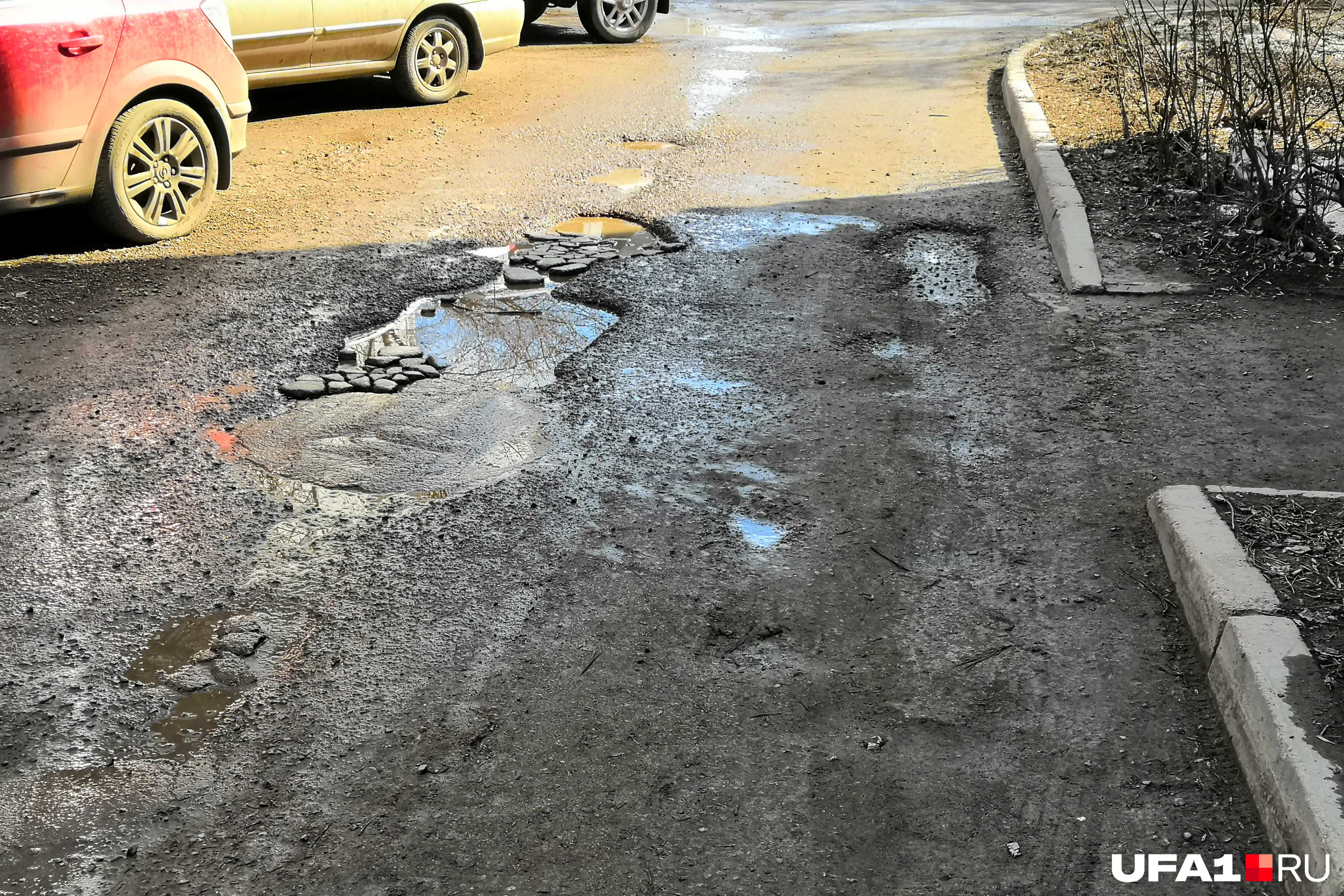 Вот такая пробоина красовалась во дворе дома № 107 на проспекте Октября, ей достался номер <nobr class="_">5673</nobr> в заявке Вот такая пробоина красовалась во дворе дома № 107 на проспекте Октября, ей достался номер <nobr class="_">5673</nobr> в заявке