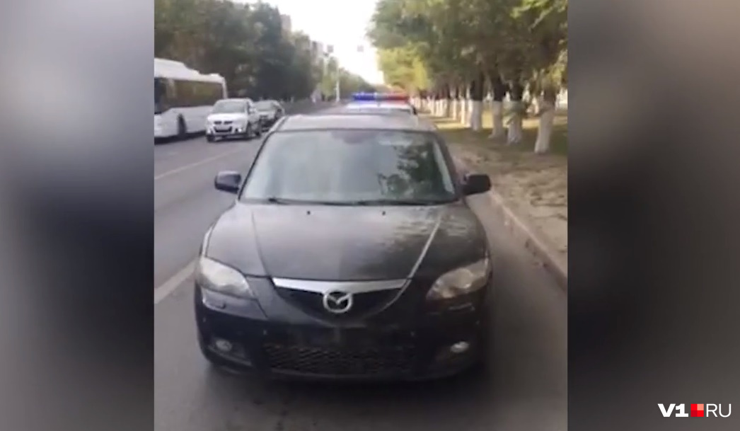 Остановить даму за рулём пытались волгоградцы на попутных машинах, но у далось только мусоровозу Остановить даму за рулём пытались волгоградцы на попутных машинах, но у далось только мусоровозу