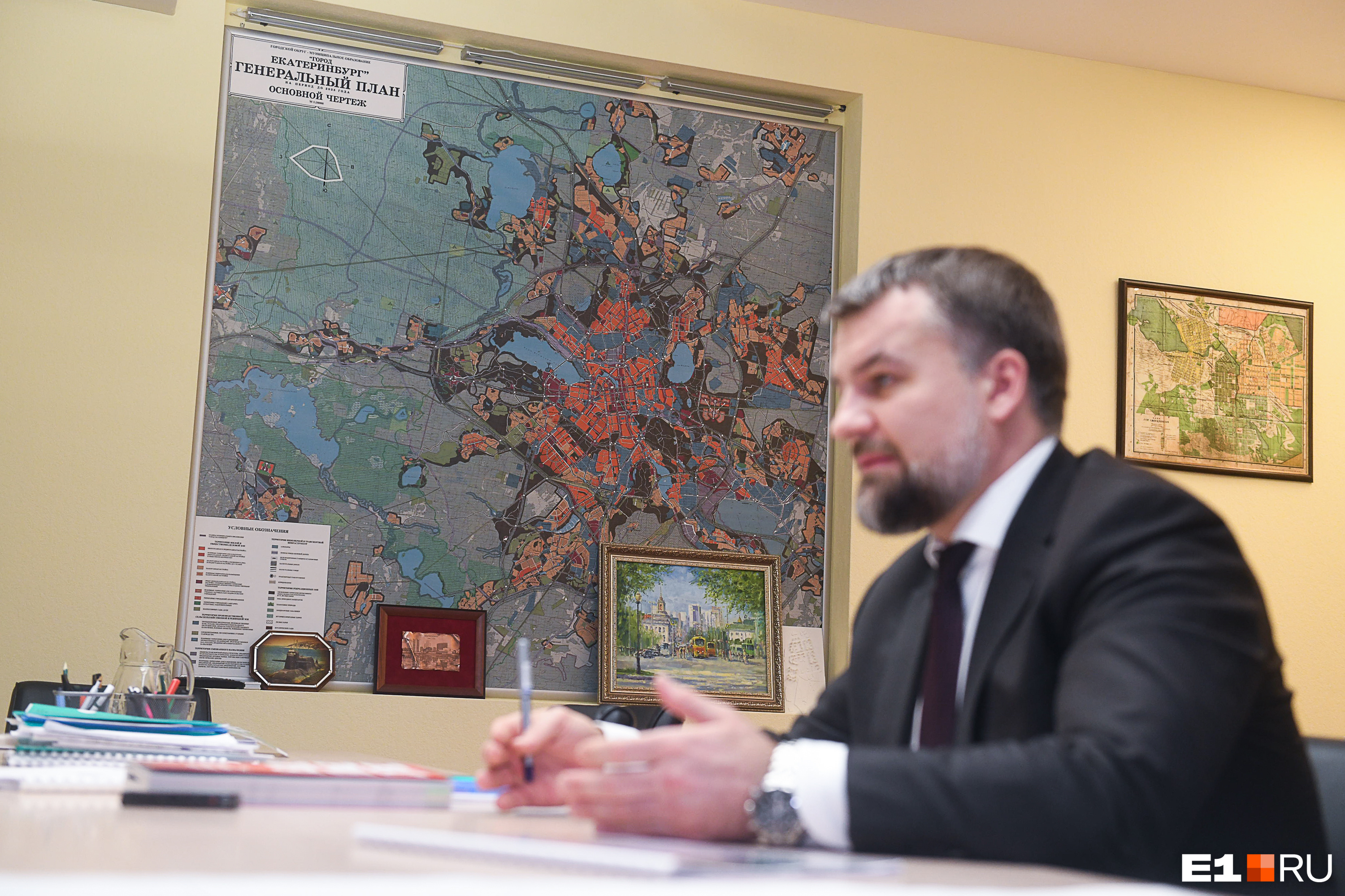Новый генплан взамен действующего Алексей Бирюлин повесит в своем кабинете еще не скоро: сначала надо его принять, а обсуждение затягивается 