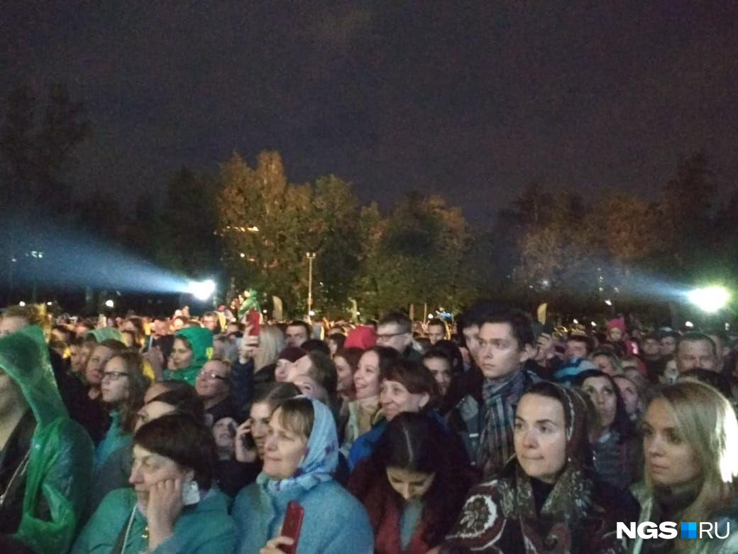 Сибиряки собрались перед сценой парка Сибиряки собрались перед сценой парка