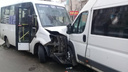 Пострадали пассажиры: в Тольятти лоб в лоб столкнулись 2 маршрутки