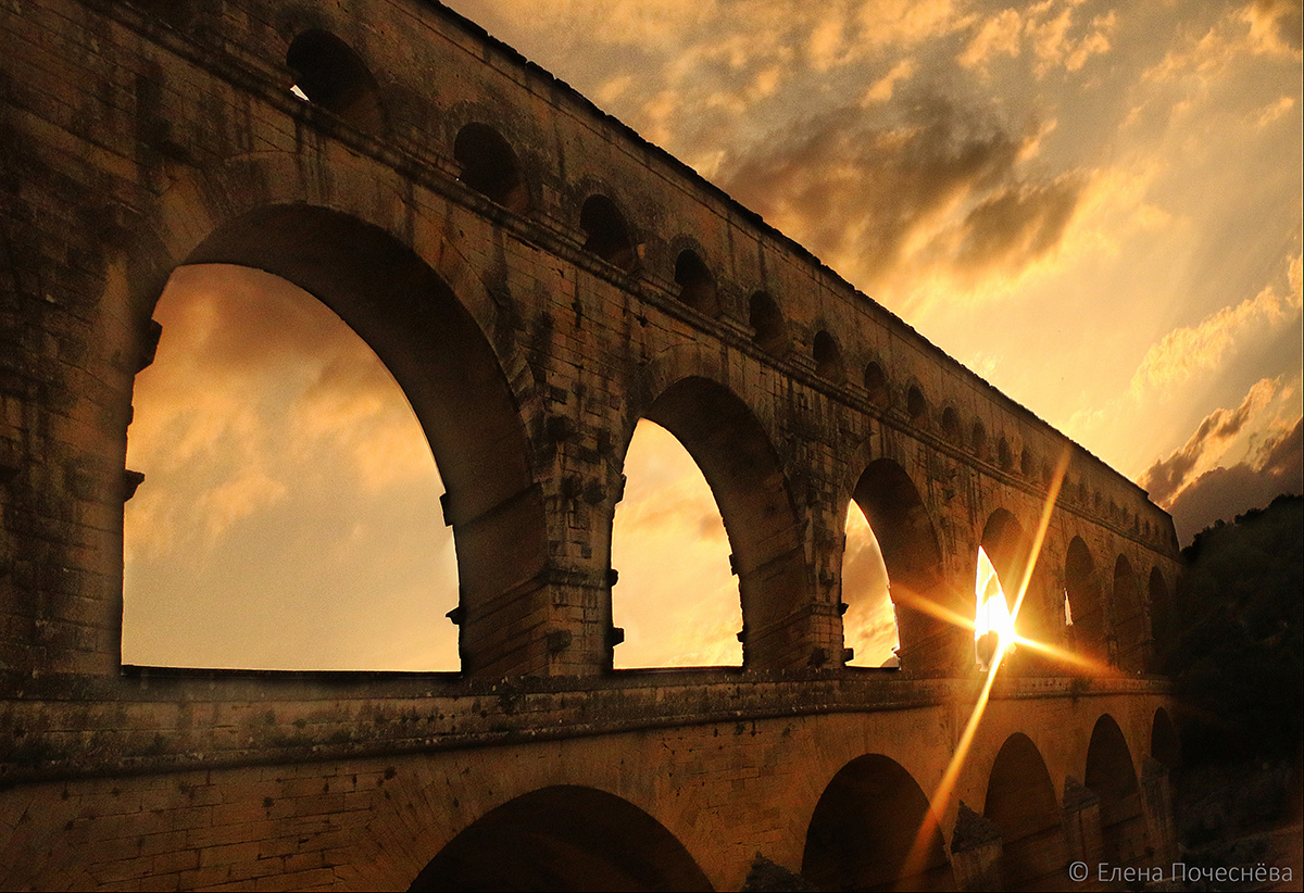 Пон-дю-Гар — самый крупный из сохранившихся акведуков, построенных ещё во времена Древнего Рима в середине I века н.э. Фото Елены Почеснёвой