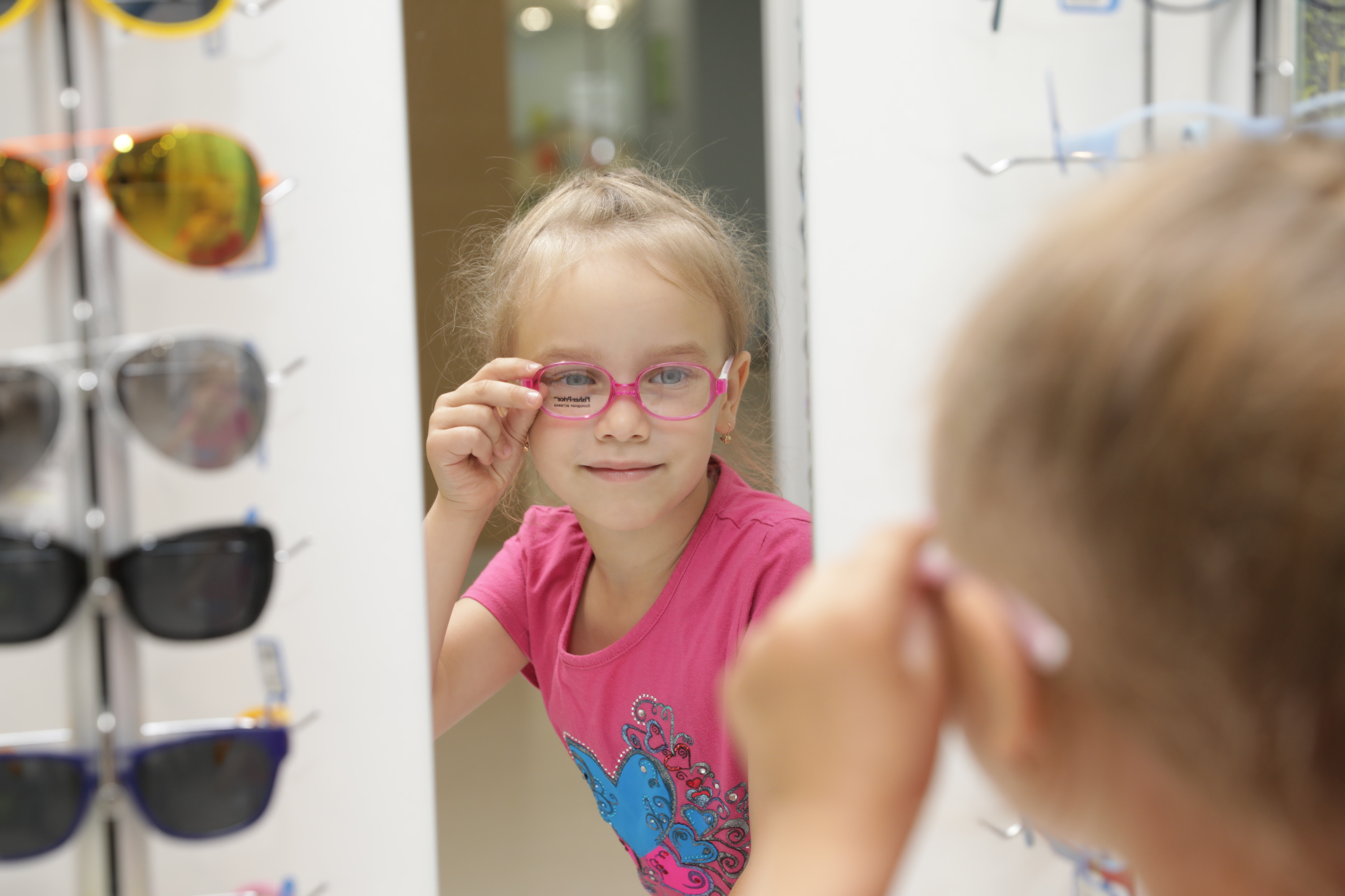 У ребенка зрение 1 5. Помещение для детей со зрением. Зрение дети школа. Телестудия детский взгляд. Спешите проверить зрение детей перед школой.