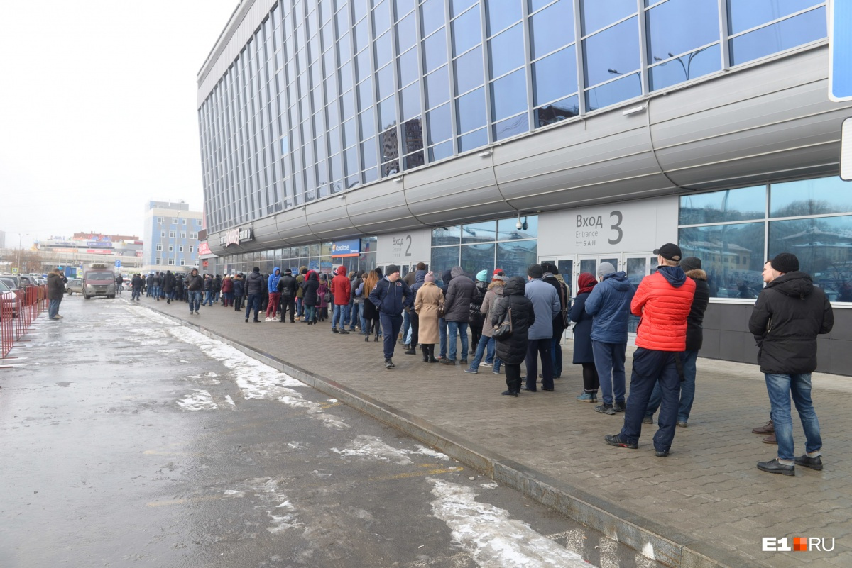 Чтобы попасть на домашние матчи плей-офф, пришлось очень постараться. Такой была очередь у «Уральца» в день старта продаж билетов на матчи с «Салаватом Юлаевым». Лично <a href="https://www.e1.ru/news/spool/news_id-66012907.html" target="_blank" class="_">я (автор этой статьи) простояла в ней пять часов, и это был ад</a>