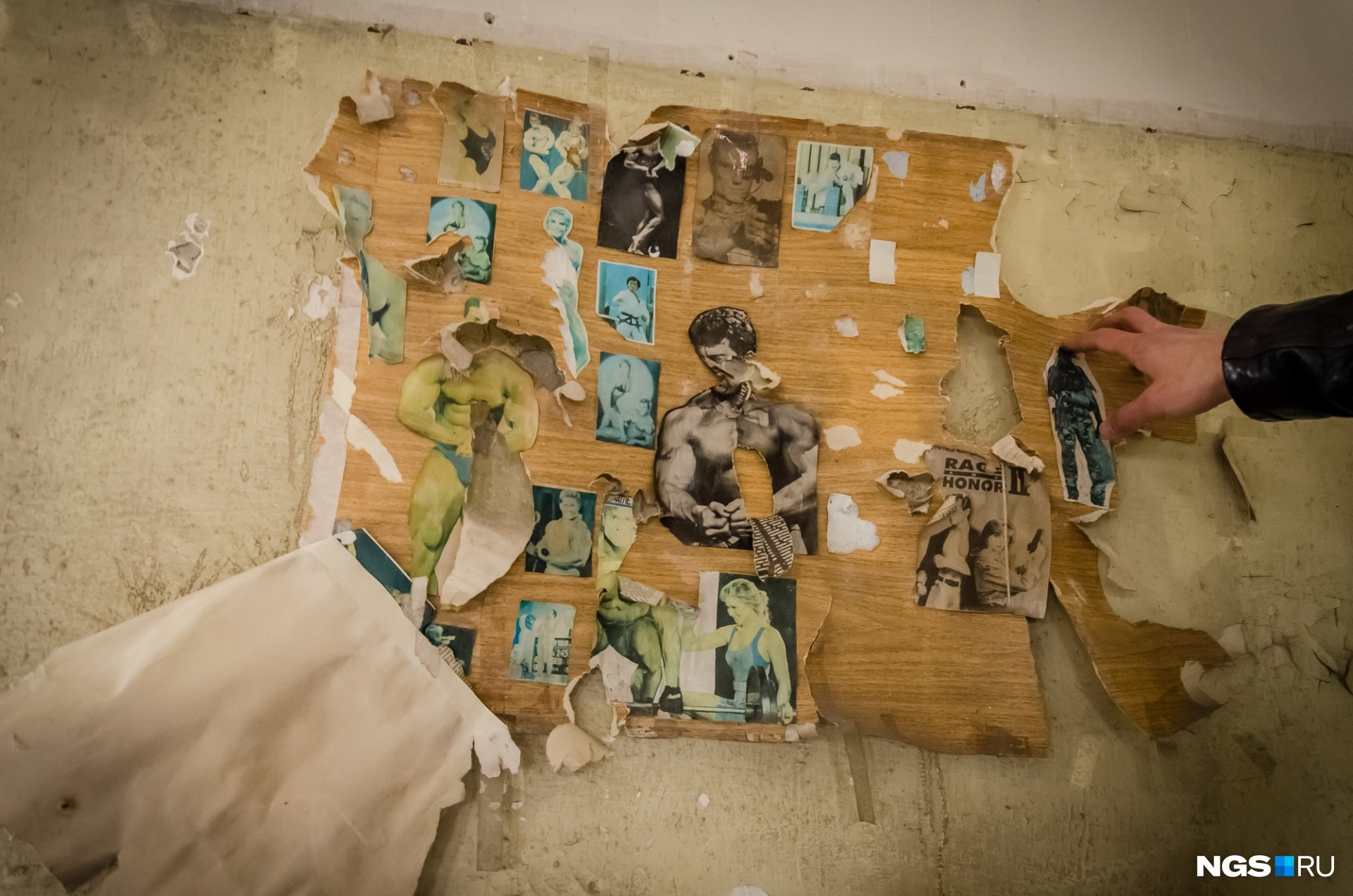 На одной из стен сохранился фрагмент солдатского творчества: плакат с наклеенными вырезками из журналов