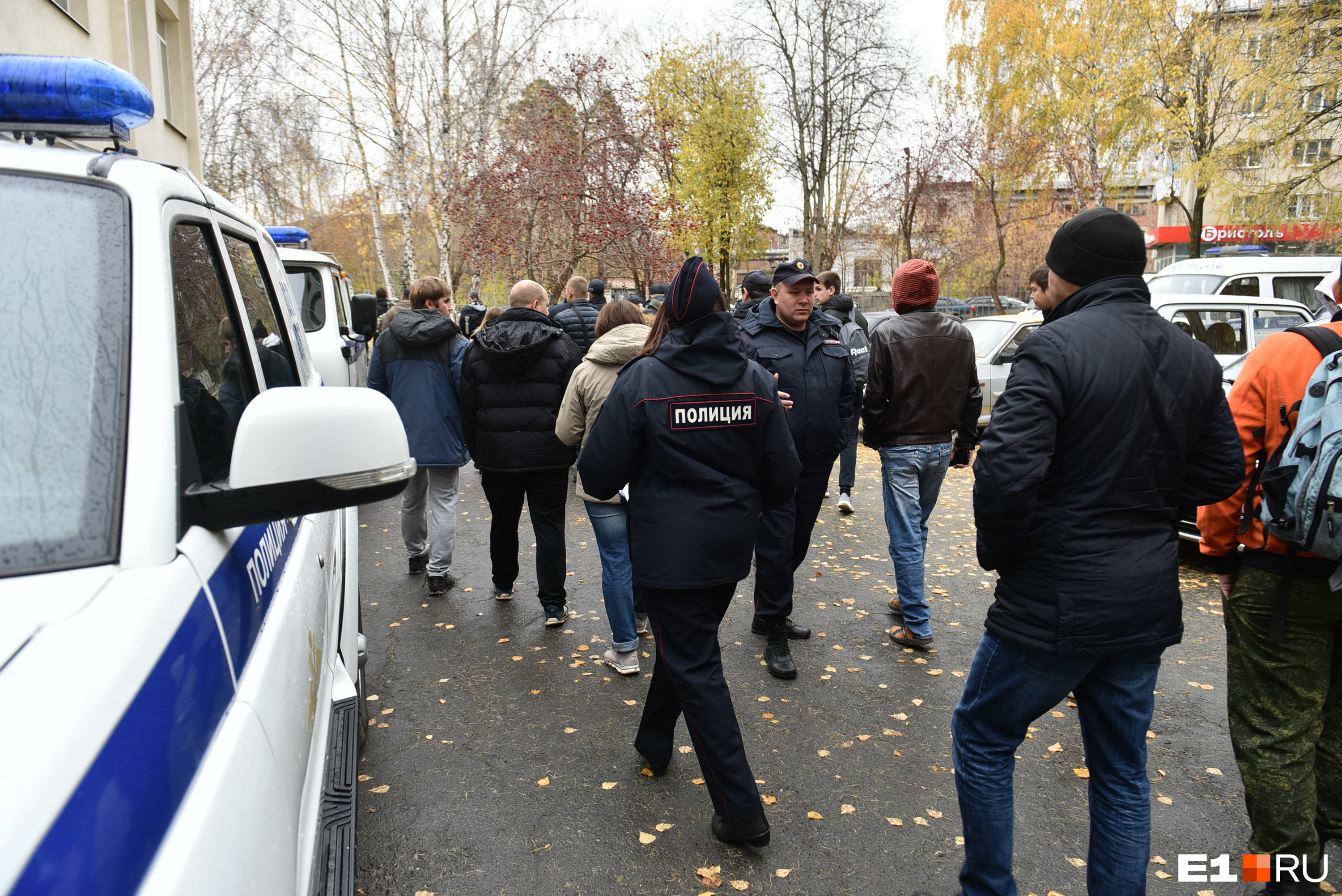 На месте сбора также много волонтеров