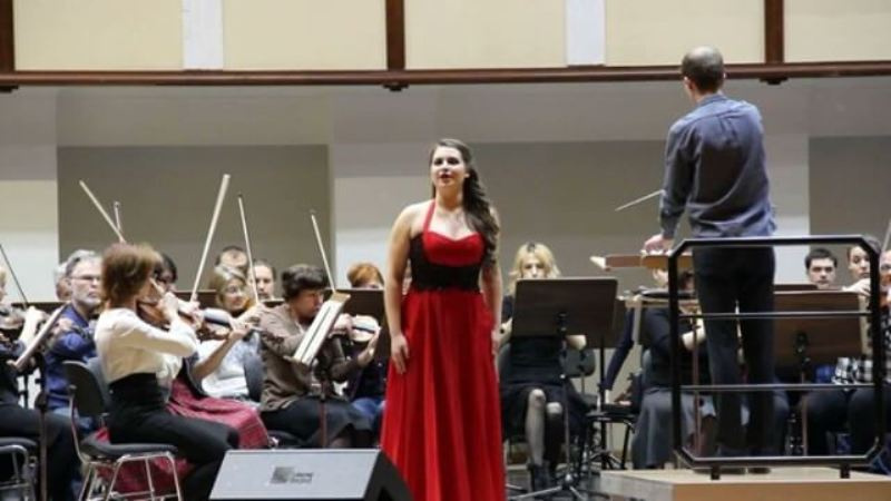 Студентка Шебалинки на сцене омской филармонии во время выступления на областном конкурсе «Солист оркестра»