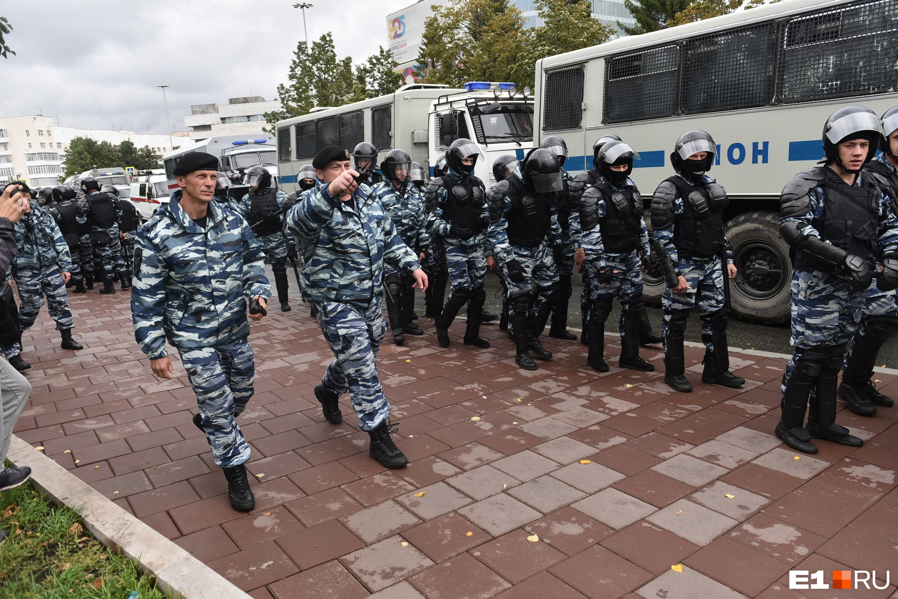 Центр задержали