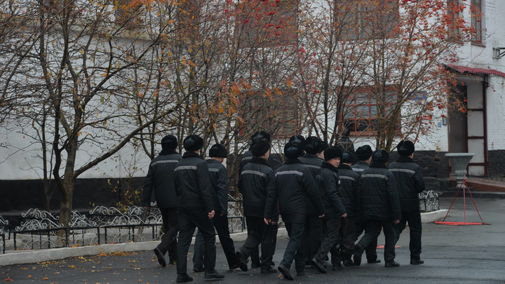 «"Вскрылись" 200 человек»: родственники осужденных сообщили о бунте в колонии в центре Екатеринбурга