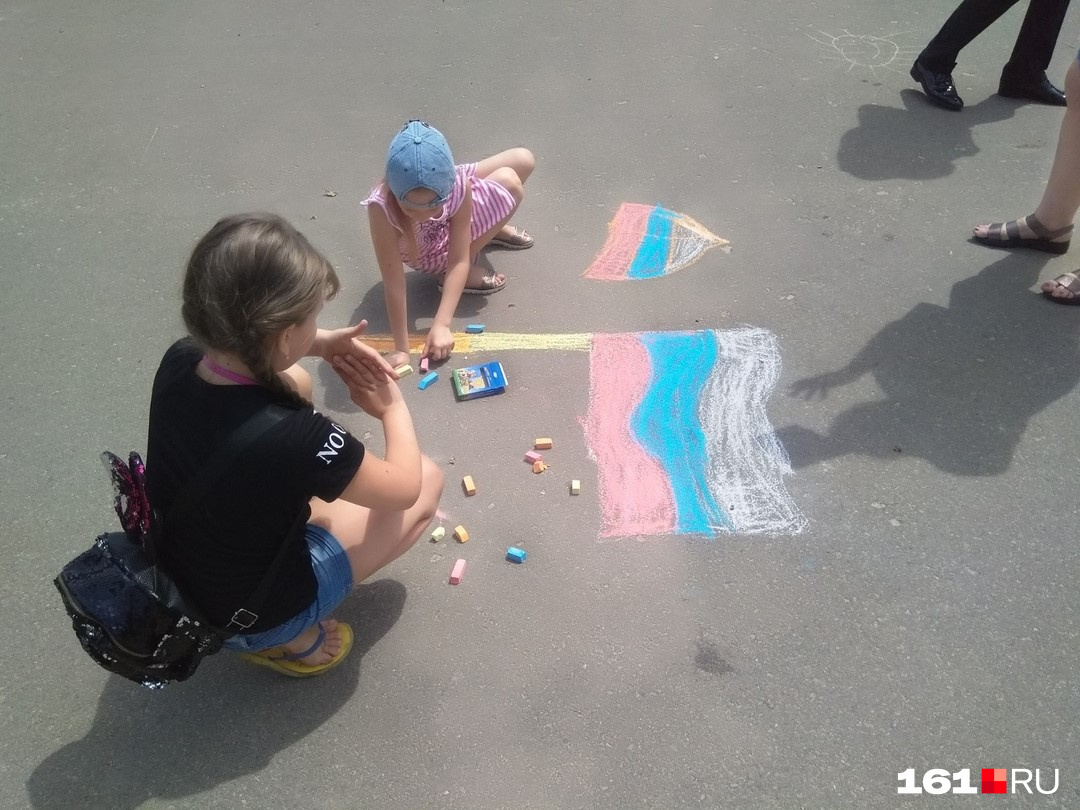 На День России дети рисуют флаг России — логично