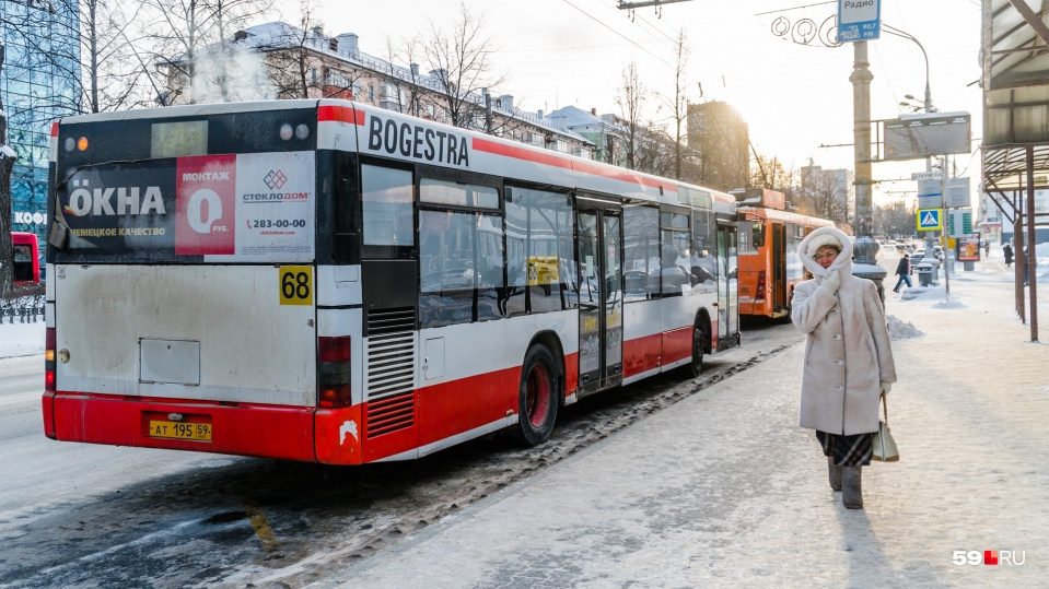 Периодически троллейбусы тормозят поток автомобилей Периодически троллейбусы тормозят поток автомобилей