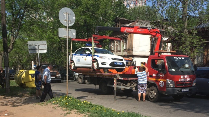 «К такому служба не готовила»: нижегородец заснял, как эвакуатор забирает машину ДПС в центре города