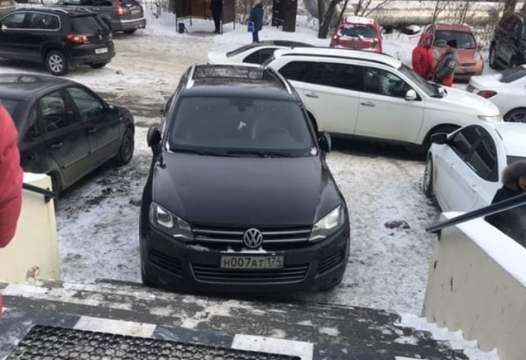 А вот более явный случай: водитель Volkswagen Tiguan подъехал вплотную к ступенькам. Свердловский проспект, 2