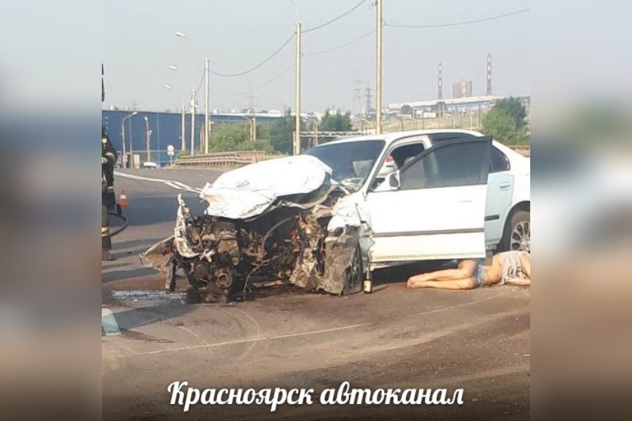 Фото девушка врезалась в отбойник на скорости 180