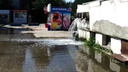 Пролившийся из труб магазина водопад затопил тротуар в Краснообске
