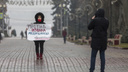 «Нет развалу медицины»: волгоградцы провели пикет в центре города для отчетности и фотографий