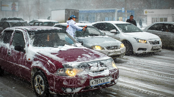 Солью по больному месту: рассказываем, как в этом сезоне будут чистить Челябинск от снега и льда