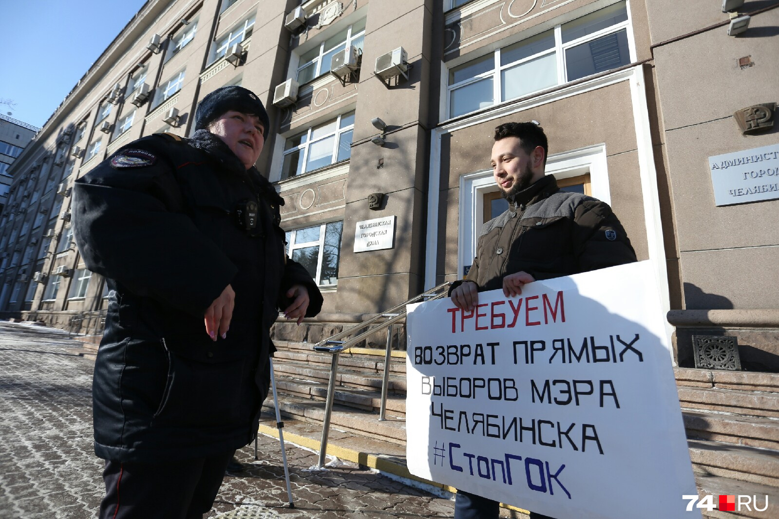 Возле Бориса Золотаревского дежурят двое полицейских, хотя одиночный пикет разрешён законом