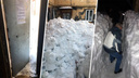 Ни зайти, ни выйти: в Управленческом вход в подъезд дома завалили снегом