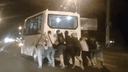В Самарской области пассажирам пришлось толкать автобус, чтобы попасть домой