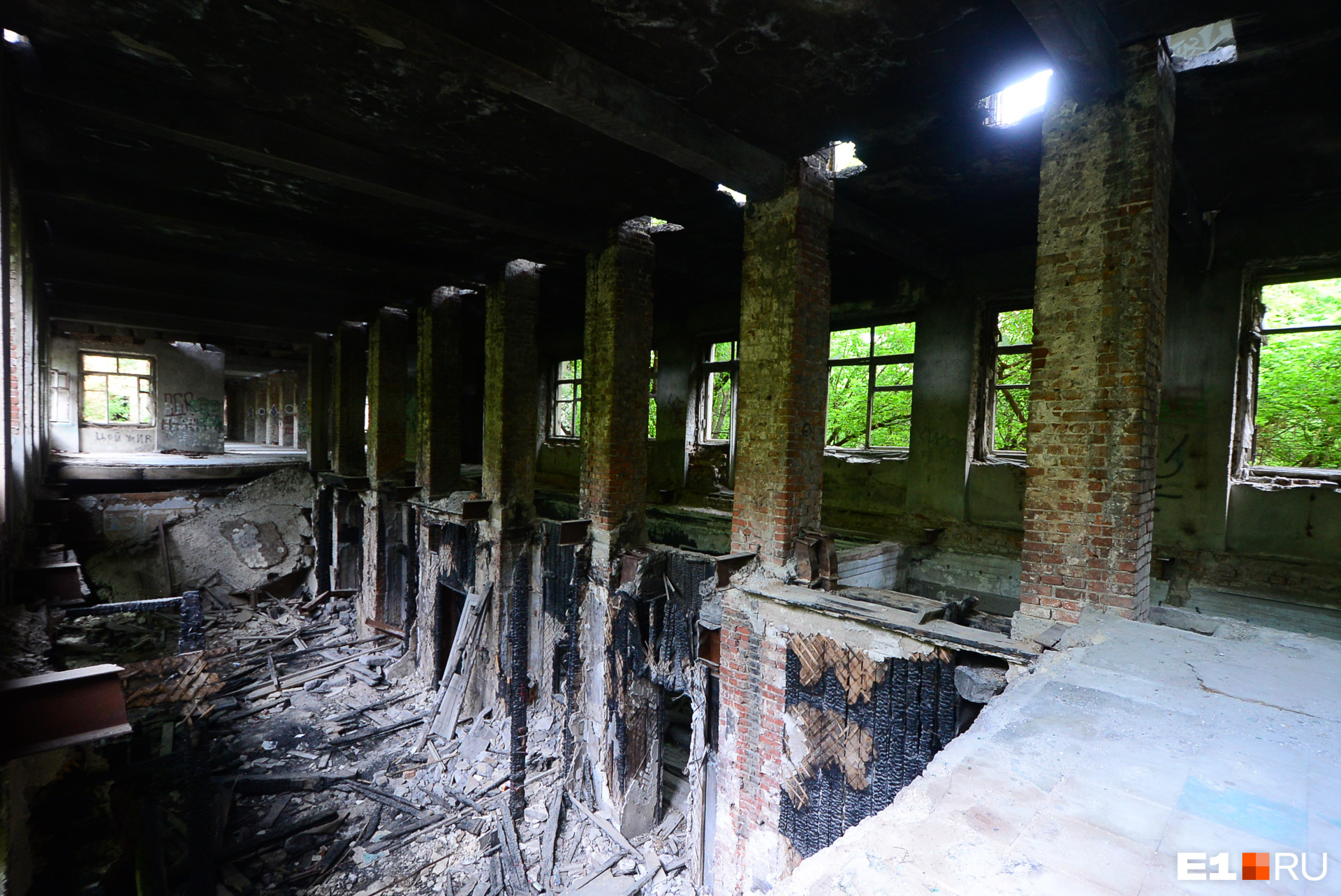 Последствия пожара и многолетней заброшенности здания 