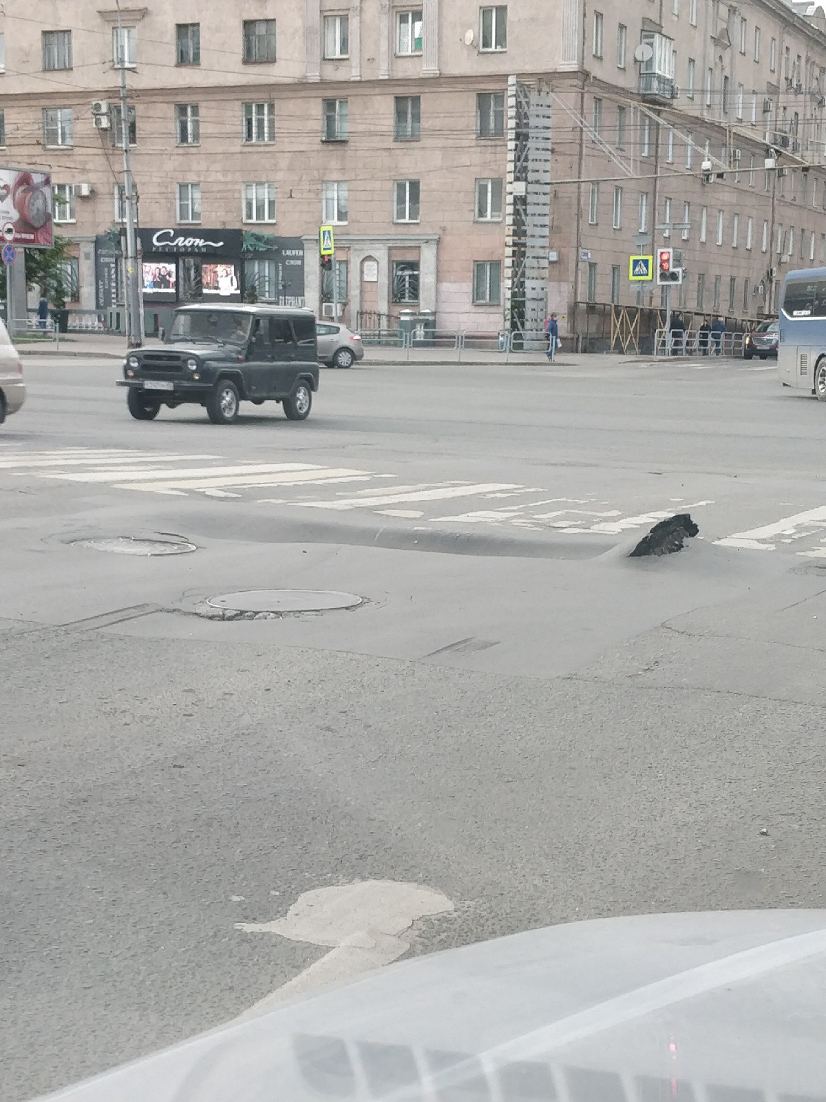На этом участке под асфальтом проходят коммуникации. Возможно, произошла авария на коллекторе На этом участке под асфальтом проходят коммуникации. Возможно, произошла авария на коллекторе