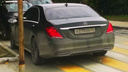 «Я паркуюсь как чудак»: Mercedes S-класс ААА — можно проехать под «кирпич» и встать на «зебре»
