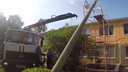 Атака стихии: в Ярославле бетонный столб из-за ветра рухнул на строительные леса в детском саду
