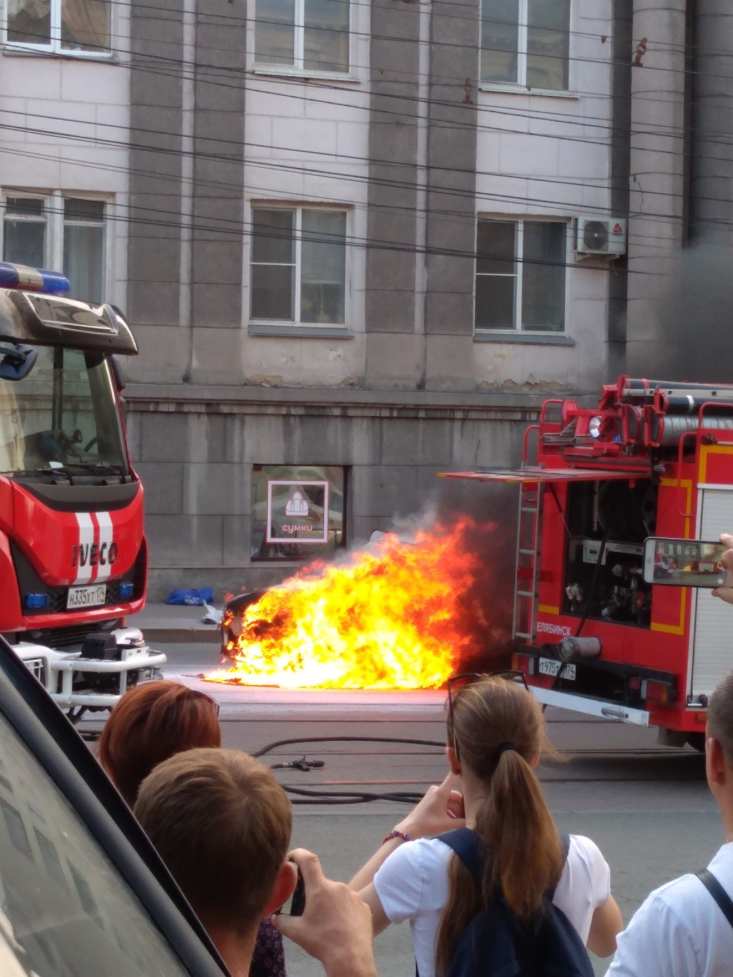 Возле места происшествия собралась толпа людей Возле места происшествия собралась толпа людей